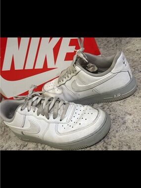 Men’s 8 Nike Air Force 1 '07 White/Light Smoke Grey Low -
